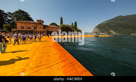 Lago Iseosee, Floating Pier Christus, Blick auf Monte Isola Stockfoto