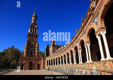 Spanien, Andalusien, Stadt Sevilla, in der Plaza de Espana, den spanischen Raum Schrott-Ansicht mit den Nordturm, Torre Norte Stockfoto