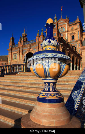 Spanien, Andalusien, Stadt Sevilla, in der Plaza de Espana, spanischen Raum, Treppen steigen mit Ornamenten aus Fliesen Stockfoto