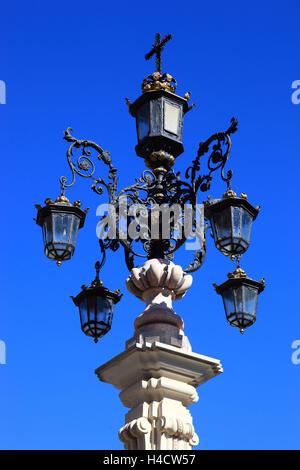 Spanien, Andalusien, Altstadt Sevilla Palacio Arzobispa, Säule mit Laterne in der Plaza De La Virgen de aus Reyes Stockfoto