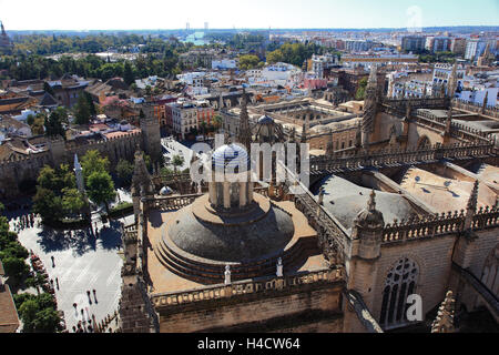 Spanien, Andalusien, alte Stadt Sevilla, Blick vom Turm die Kathedrale auf der Plaza del Triunfo und zur K?? Niglichen Alcazar, die mittelalterlichen K?? Nigspalast von Sevilla. Stockfoto