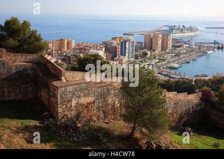 Malaga, Castillo de Gibralfaro anzeigen, Castillo de Gibralfaro auf EinenTeil der Wehrmauer der Burg, Stadt und Hafen, Spanien, Andalusien Stockfoto