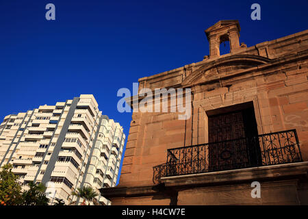 Malaga, kleine Band und Hochhaus im Hafen promenade Muelleuno, Spanien, Andalusien Stockfoto