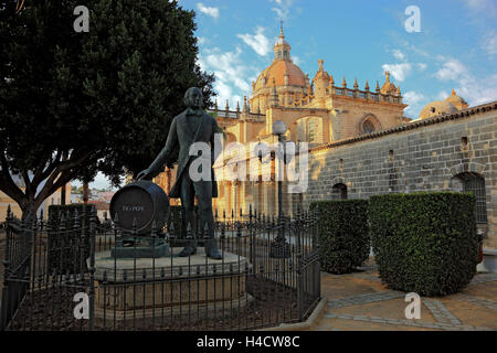 Spanien, Andalusien, Jerez De La Frontera in der Provinz Cadiz, Statue Manuel Maria Gonzalez Scharnier, Sherry Fass Tio vor der Kathedrale Antigua Colegiata de San Savator Pep Stockfoto