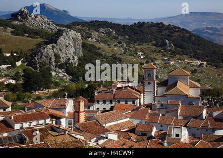 Spanien, Andalusien, Ort Grazalema in der Provinz Cádiz, in der Ruta de aus Pueblos Blancos, Straße der weißen Dörfer, Blick auf den Ort und die Kirche Iglesia de Nostra Santa De La Encarnacion Stockfoto