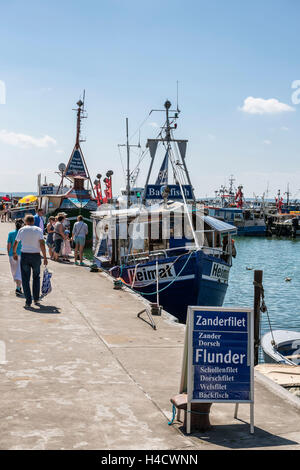 Sassnitz, Mecklenburg-West Pomerania, Deutschland, Fischkutter mit Straßenverkauf im Hafen Stockfoto