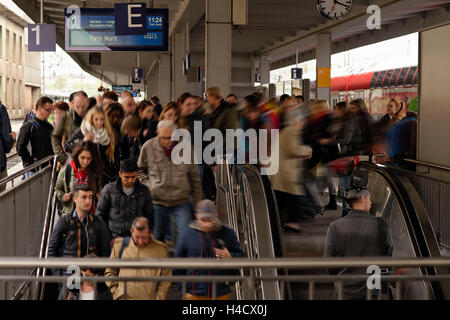 Essen Hauptbahnhof liegt, Rush Hour, berufliche Ton Pendlerverkehr, Essen, Ruhr Gebiet, North Rhine-Westphalia, Germany, Europe Stockfoto