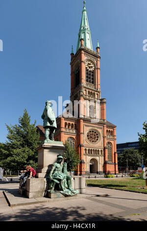 Johanniskirche mit Bismarck Denkmal auf der Martin-Luther Platz in Düsseldorf, Deutschland, Nordrhein-Westfalen, Düsseldorf Stockfoto