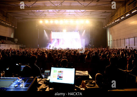 BARCELONA - 24 APR: Menge in einem Konzert in Sant Jordi Club-Bühne am 24. April 2015 in Barcelona, Spanien. Stockfoto