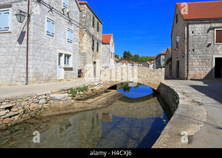 Kleine steinerne Brücke über den Kanal, Vrboska, Insel Hvar, Kroatien, Dalmatien, dalmatinische Küste Europas. Stockfoto