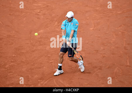 BARCELONA - 26 APR: Kei Nishikori (Spieler aus Japan) spielt bei der ATP Barcelona Open Banc Sabadell Conde de Godo. Stockfoto