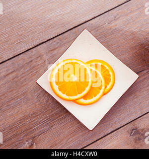 Frische Bio-Orangen Früchte auf dem Holztisch. Stockfoto