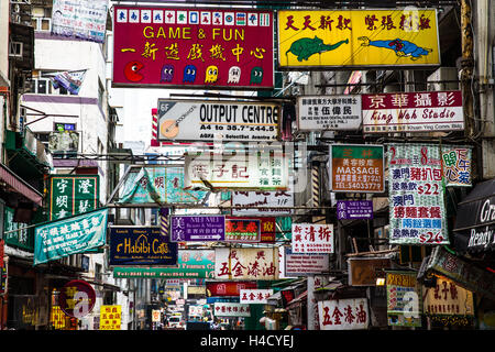 Asien, China, Hong Kong, Dschungel Straße Zeichen in Einkaufsstraße Stockfoto