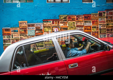 Asien, China, Hong Kong, Taxi vor graffiti Stockfoto