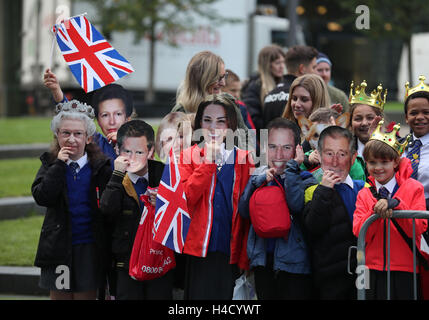 Schulkinder tragen Masken, wie sie während eines Engagements in Manchester auf der Herzog und die Herzogin von Cambridge in der National Football Museum warten. Stockfoto