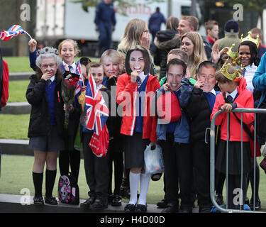 Schulkinder tragen Masken, wie sie während eines Engagements in Manchester auf der Herzog und die Herzogin von Cambridge in der National Football Museum warten. Stockfoto