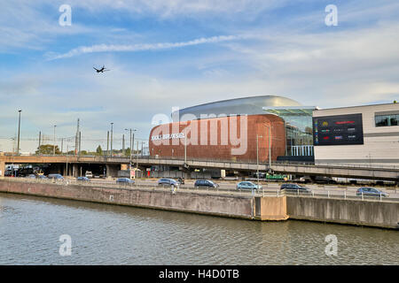 Blick auf den Kanal von Brüssel und Docks Bruxsel - Einkaufsviertel neue Stockfoto