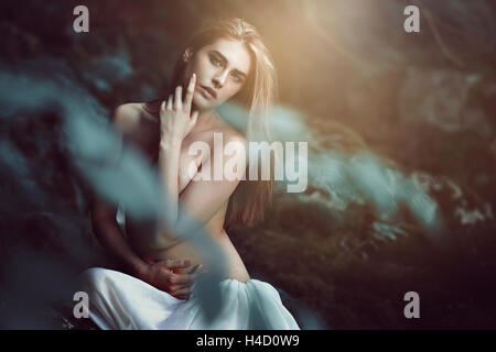 Schöne Tochter des Waldes in verträumten weiches Licht. Fantasie und Magie Stockfoto