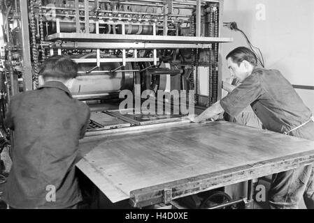 Produktionskontrolle in Höhle Mann Büromaschinenhersteller, 1930er Jahre Deutsches Reich. Pruduction Kontrolle in die MAN-Werke Deutschland der 1930er Jahre. Stockfoto