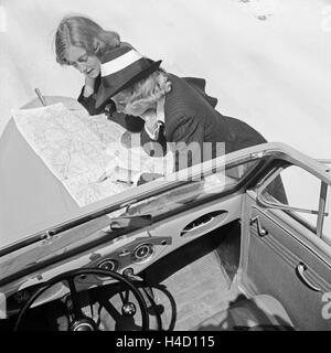 Mit Dem Opel Olympia Unterwegs in der Wachau in Österreich, Deutschland, 1930er Jahre. Auf der Straße mit einem Opel Modell Olympia im Bereich Wachau in Österreich, Deutschland der 1930er Jahre. Stockfoto