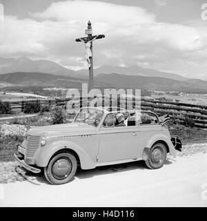 Mit Dem Opel Olympia Unterwegs in der Wachau in Österreich, Deutschland, 1930er Jahre. Auf der Straße mit einem Opel Modell Olympia im Bereich Wachau in Österreich, Deutschland der 1930er Jahre. Stockfoto