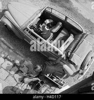 Mit Dem Opel Olympia Unterwegs in der Wachau in Österreich, Deutschland, 1930er Jahre. Auf der Straße mit einem Opel Modell Olympia im Bereich Wachau in Österreich, Deutschland der 1930er Jahre. Stockfoto