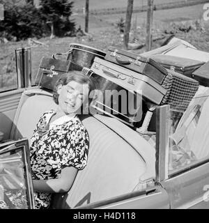 Mit Dem Opel Olympia Unterwegs in der Wachau in Österreich, Deutschland, 1930er Jahre. Auf der Straße mit einem Opel Modell Olympia im Bereich Wachau in Österreich, Deutschland der 1930er Jahre. Stockfoto