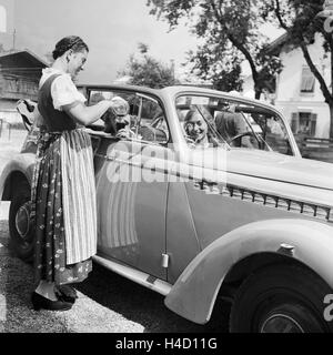 Mit Dem Opel Olympia Unterwegs in der Wachau in Österreich, Deutschland, 1930er Jahre. Auf der Straße mit einem Opel Modell Olympia im Bereich Wachau in Österreich, Deutschland der 1930er Jahre. Stockfoto