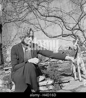 Eine Frau aus Dem Kunstgewerbe Bei Und Mit Ihrer Arbeit, Deutschland, 1930er Jahre. Eine Frau für angewandte Kunst in und mit ihrem Tagesgeschäft, Deutschland der 1930er Jahre. Stockfoto