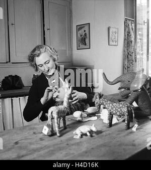 Eine Frau aus Dem Kunstgewerbe Bei Und Mit Ihrer Arbeit, Deutschland, 1930er Jahre. Eine Frau für angewandte Kunst in und mit ihrem Tagesgeschäft, Deutschland der 1930er Jahre. Stockfoto