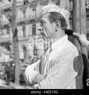 Arbeiter Bei Einer Pause bin Schloss Sanssouci in Potsdam, Deutschland, 1930er Jahre. Arbeitnehmern mit einer Pause in den Gärten von Schloss Sanssouci in Potsdam, Deutschland der 1930er Jahre. Stockfoto