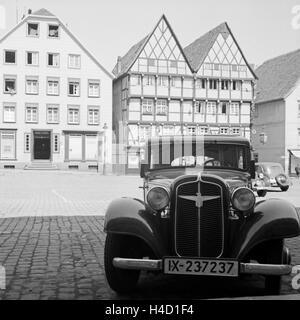 Ein Auto der Marke Adler Parkt Vor Fachwerkhäusern in der Altstadt von Soest in Westfalen, Deutschland, 1930er Jahre. Ein Auto der Marke Adler Parkplatz Fachwerkhäuser in der alten Stadt Soest in Westfalen, Deutschland der 1930er Jahre. Stockfoto