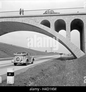 Mit Dem Opel Olympia Unterwegs Auf der Reichsautobahn, 1930er Jahre Deutschland. Opel Olympia auf der Reichsautobahn Autobahn, Deutschland der 1930er Jahre. Stockfoto