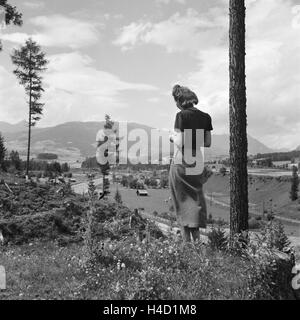 Eine Junge Frau Steht ein Einem Baum Und Genießt Den Ausblick, 1930er Jahre Österreich. Eine junge Frau von einem Baum, genießen die Aussicht, Österreich der 1930er Jahre. Stockfoto