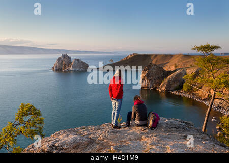Touristen beobachten Küste des Baikalsees, den Schamanen-Felsen, der Baum der Wünsche und Kap Burchan auf der Insel Olchon in Russland Stockfoto