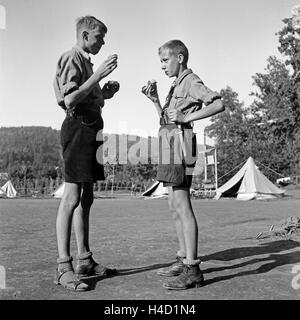 Zwei Hitlerjungen Essen Ihr Butterbrot Im Lager der Hitlerjugend, 1930er Jahre Österreich. Zwei Hitler-Jugend Essen ihre Sandwiches im Österreich der 1930er Jahre Hitler Jugendcamp. Stockfoto