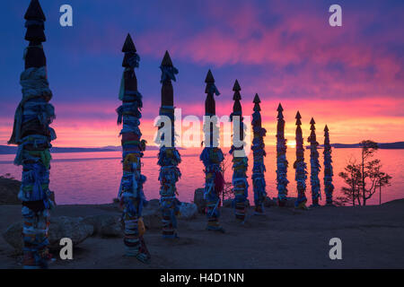 Ansicht des heiligen Ort mit Serge - Säulen auf der Insel Olchon, den Baikalsee in Sibirien, Russland Stockfoto