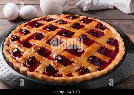 Hausgemachte traditionelle Süßkirsche Torte Torte mit Holztisch Hintergrund. Stockfoto