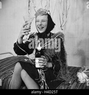 Gast Einer Silvesterparty, 1930er Jahre Deutsches Reich. Ehrengast und eine Silvester-Party, Deutschland der 1930er Jahre. Stockfoto