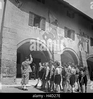 Eine Schar Hitlerjungen Wird einem Das Spuren Für Den Weltkrieg in Berchtesgaden Geführt, 1930er Jahre Deutschland. Ein Bündel von Hitler Jugend Jungen auf Sightseeingtour durch Berchtesgaden, hier in WWI Gedenkstätte, Deutschland der 1930er Jahre. Stockfoto