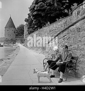 Ein Junges Paar Sitzt Auf Einer Bank bin Innkai Nahe bin Schaiblingturm in Passau, Deutschland, 1930er Jahre. Ein junges Paar, sitzen auf einer Bank am Innkai Quay in der Nähe von Schaiblingsturm Turm in Passau, Deutschland der 1930er Jahre. Stockfoto