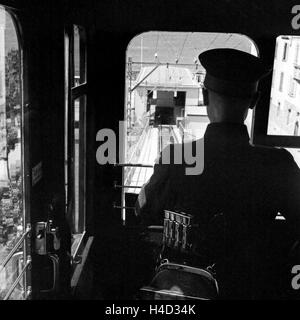 Fahrer der Zahnradbahn in Stuttgart seit Führerhäuschen, 1930er Jahre Deutschland. Treiber von der Stuttgarter Zahnradbahn in seine Kabine, Deutschland der 1930er Jahre. Stockfoto