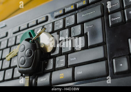 Tastatur mit CD, CD halbe Kopie und glänzend und Schlüssel vom Auto Stockfoto