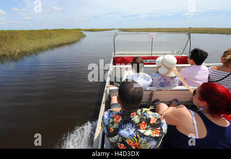 EVERGLADES, FLORIDA, USA - 30. April 2016: Sumpf Touristen auf einer Bootstour durch die Everglades in Florida Stockfoto