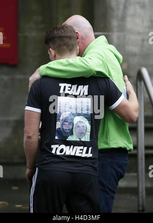 Trauergäste kommen für die Beerdigung von Boxer Mike Towell in St. Andrews Cathedral, Dundee. Stockfoto