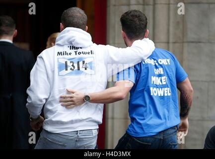 Trauergäste kommen für die Beerdigung von Boxer Mike Towell in St. Andrews Cathedral, Dundee. Stockfoto