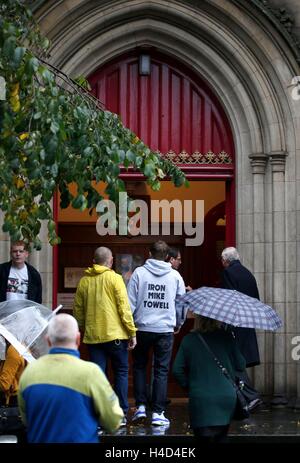 Trauergäste kommen für die Beerdigung von Boxer Mike Towell in St. Andrews Cathedral, Dundee. Stockfoto