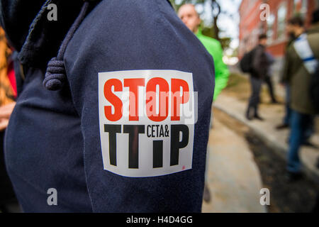 Abbildung Abbildung zeigt 'Stop CETA' Protestaktion vor dem wallonischen Parlament in Namur, gegen die TTIP (Transatlantic Trade and Investment Partnership) und CETA (umfassende Wirtschafts- und Handelsabkommen) Handelsabkommen zwischen der EU, USA und Kanada, Donnerstag, 13. Oktober 2016. BELGA FOTO LAURIE DIEFFEMBACQ Stockfoto