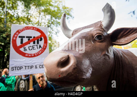 Abbildung Abbildung zeigt 'Stop CETA' Protestaktion vor dem wallonischen Parlament in Namur, gegen die TTIP (Transatlantic Trade and Investment Partnership) und CETA (umfassende Wirtschafts- und Handelsabkommen) Handelsabkommen zwischen der EU, USA und Kanada, Donnerstag, 13. Oktober 2016. BELGA FOTO LAURIE DIEFFEMBACQ Stockfoto