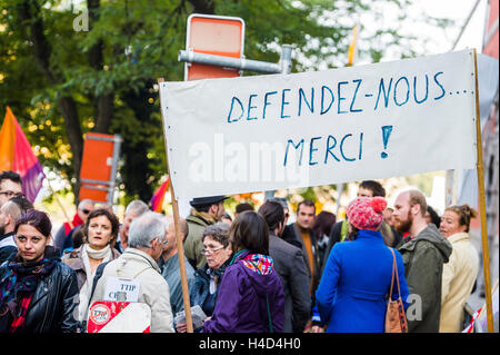 Abbildung Abbildung zeigt 'Stop CETA' Protestaktion vor dem wallonischen Parlament in Namur, gegen die TTIP (Transatlantic Trade and Investment Partnership) und CETA (umfassende Wirtschafts- und Handelsabkommen) Handelsabkommen zwischen der EU, USA und Kanada, Donnerstag, 13. Oktober 2016. BELGA FOTO LAURIE DIEFFEMBACQ Stockfoto